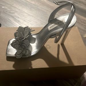 7.5 size Steve Madden Silver Metal shoe only wore once excellent condition
